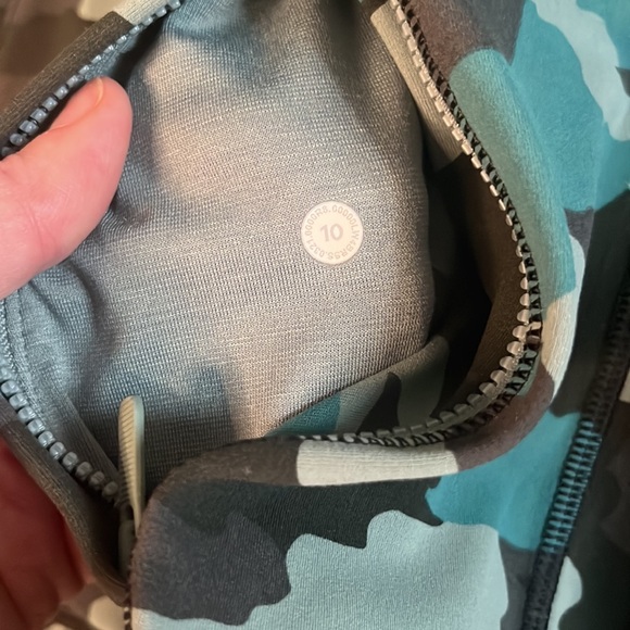 Lululemon hooded define jacket size 10 green, camo print - Picture 3 of 7